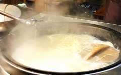 网红锅盖面,一锅热气腾腾的美食传奇