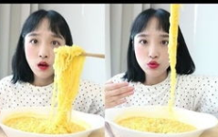 小姐姐吃排骨炒年糕,小姐姐独享排骨炒年糕的温馨时光