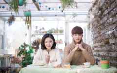 小男孩儿幼稚抱住小姐姐,小男孩儿与小姐姐的温馨瞬间